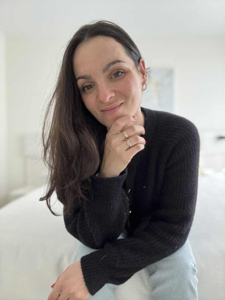 maria-sentada
